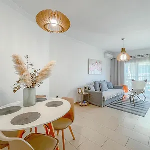 https://traveler-home-85m2-private-parking-next-to-center.hotelschalkidiki.net